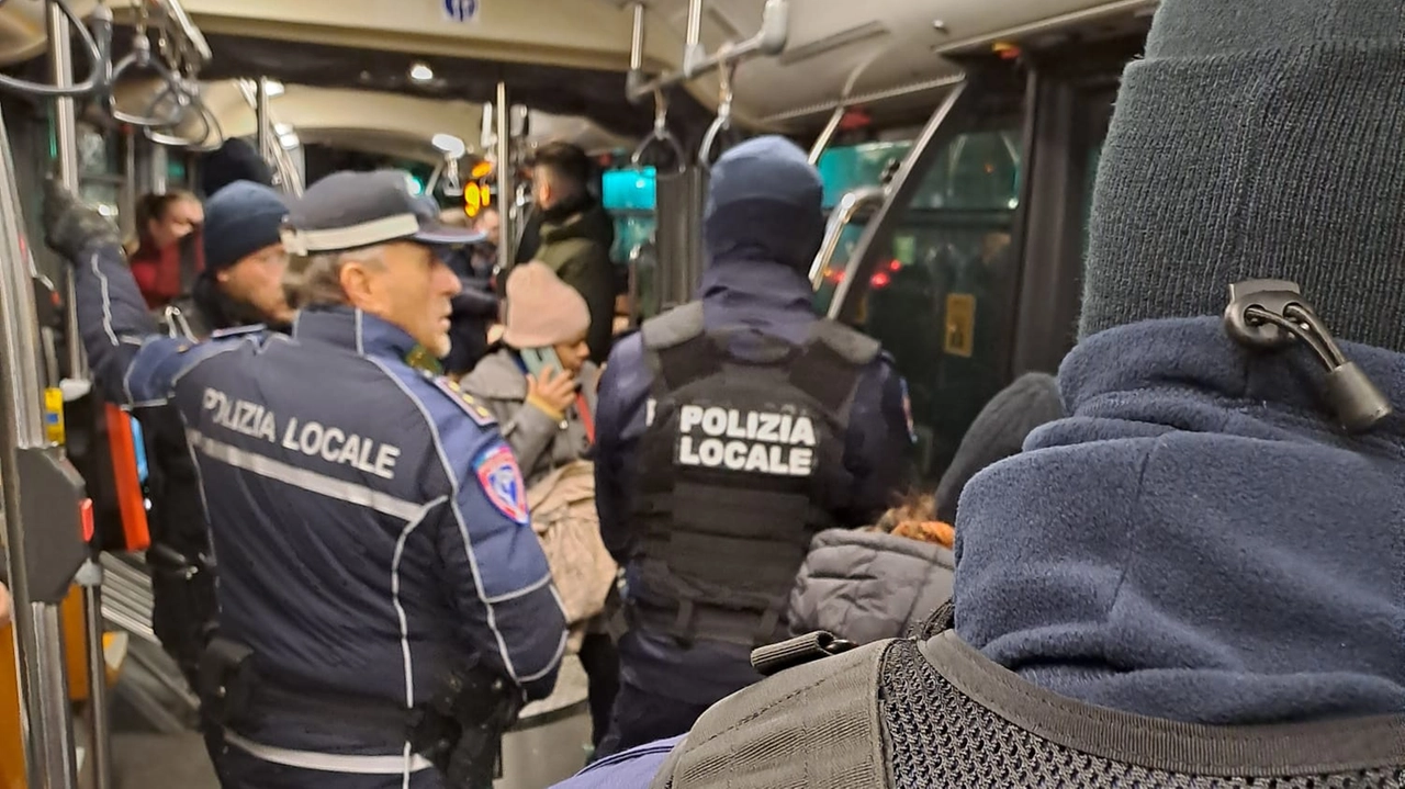 I controlli della polizia locale sulla linea 90/91 (Foto Comune Milano) I controlli della polizia locale sulla linea 90/91 (Foto Comune Milano)