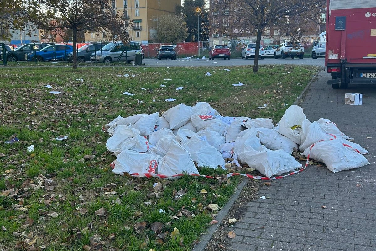 Rifiuti abbandonati su un'area verde