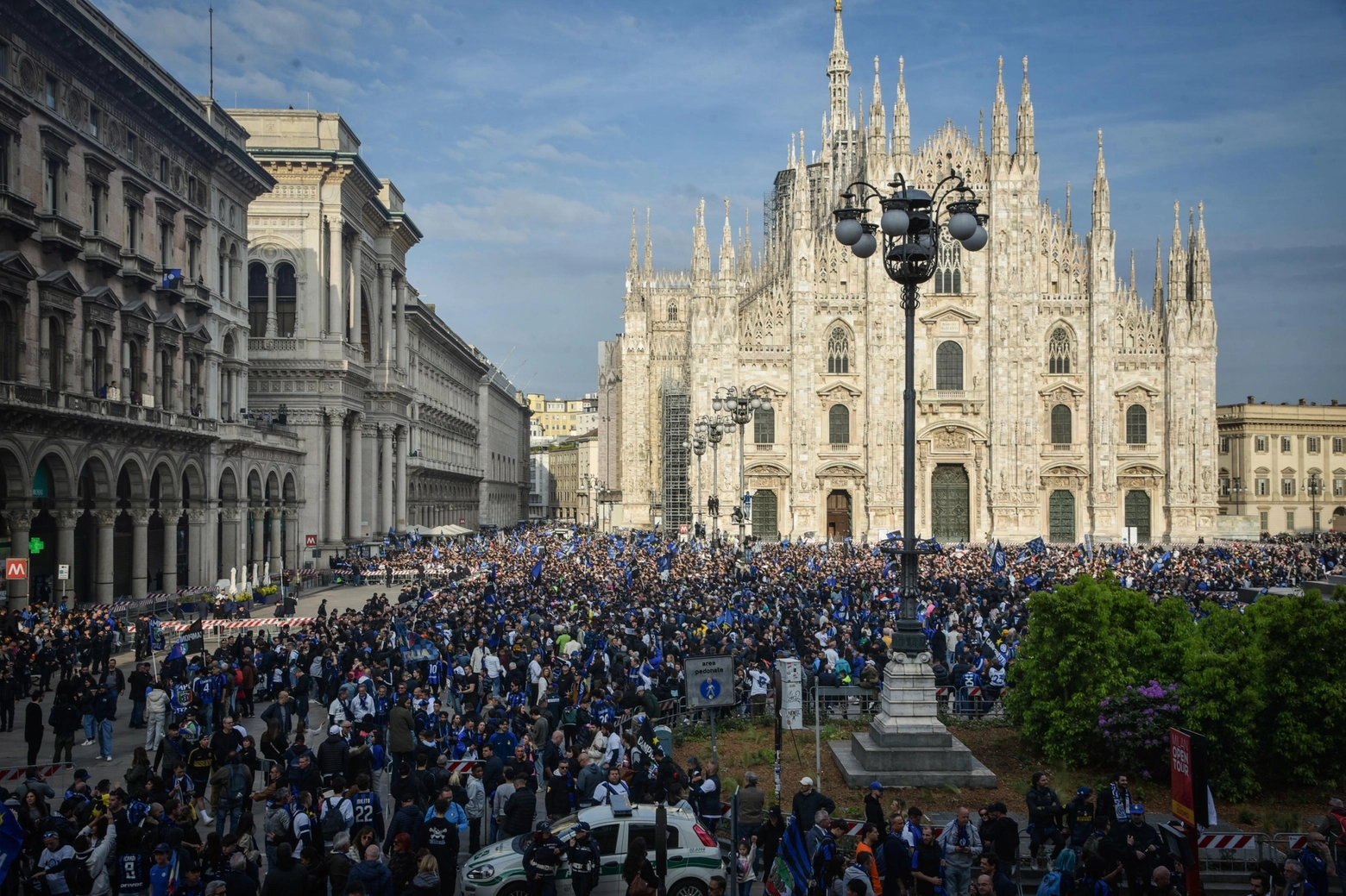 Tifosi interisti in attesa della squadra in piazza Duomo