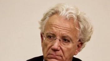 Un sit-in dei magistrati milanesi davanti all’ingresso principale del Palazzo di Giustizia (nella foto, il presidente Fabio Roia) prima...