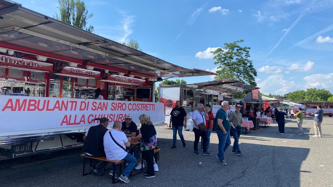 San Siro, gli ambulanti in protesta: “Non si chiedono privilegi, ma rispetto per il servizio nei confronti di tifosi e visitatori” San Siro, gli ambulanti in protesta: “Non si chiedono privilegi, ma rispetto per il servizio nei confronti di tifosi e visitatori”