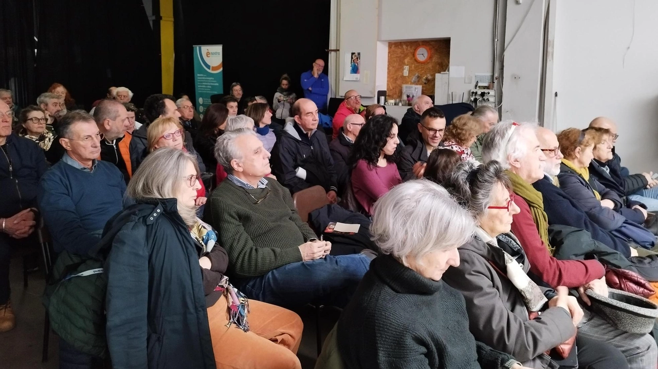 Un momento della serata organizzata da “ènostra“ per illustrare i meccanismi e i vantaggi di aderire alla rete solidale della comunità energetica rinnovabile Un momento della serata organizzata da “ènostra“ per illustrare i meccanismi e i vantaggi di aderire alla rete solidale della comunità energetica rinnovabile