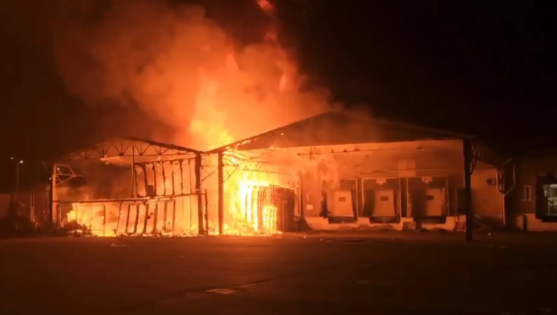 Rogo all’ortomercato: si cerca il nordafricano “agitato”, sparito dal luogo dell'incendio