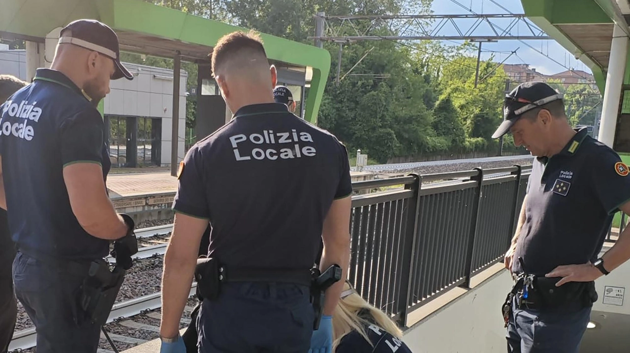 Quindici ragazzi, italiani e stranieri, denunciati all’autorità giudiziaria per detenzione e consumo di hashish e cocaina. È il primo... Quindici ragazzi, italiani e stranieri, denunciati all’autorità giudiziaria per detenzione e consumo di hashish e cocaina. È il primo...