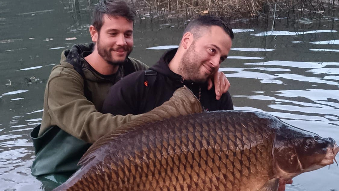 La maxi-carpa pescata da Samuele Montecchio e Alessandro Barbin (Foto facebook Comune di Endine Gaiano è con Asd Carp Fishing Endine 139) La maxi-carpa pescata da Samuele Montecchio e Alessandro Barbin (Foto facebook Comune di Endine Gaiano è con Asd Carp Fishing Endine 139)