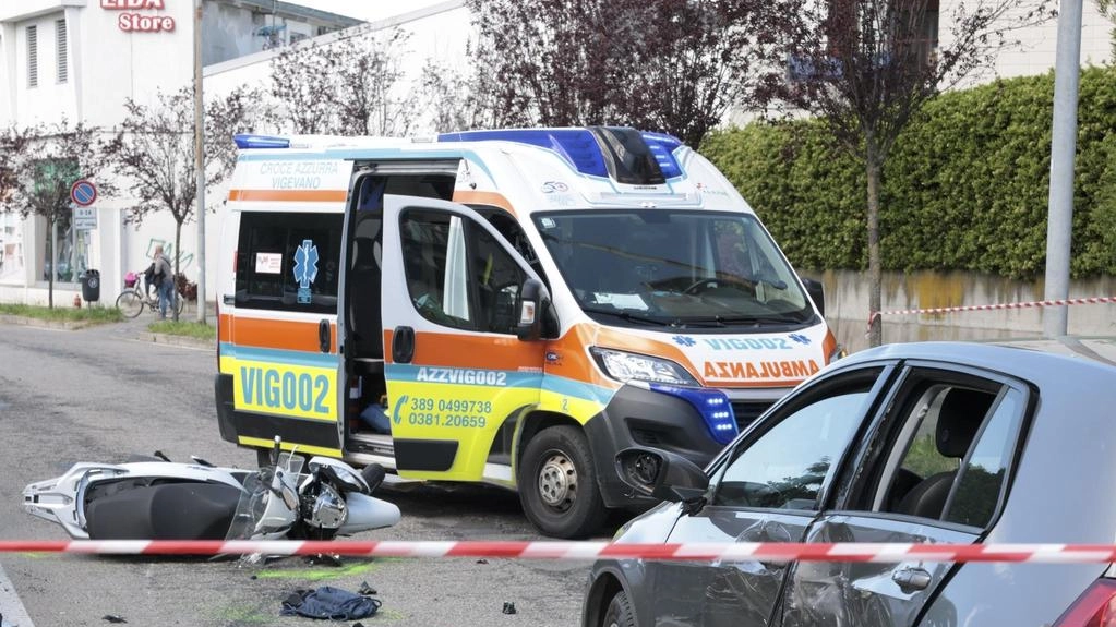 Grave incidente a Vigevano: scooterista in condizioni critiche dopo scontro con auto, mentre a Montebello della Battaglia due furgoni si scontrano, un ferito grave. Accertamenti in corso.