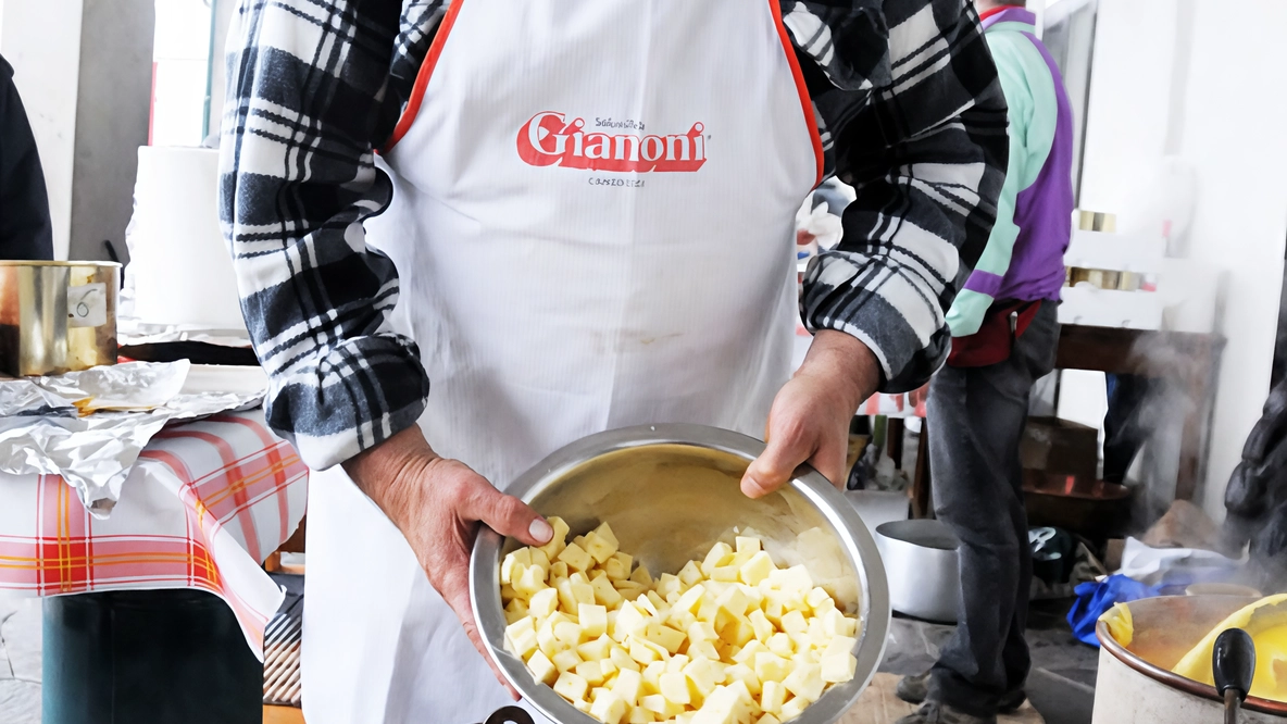 Migranti e comunità locale si uniscono a Cremeno per un evento culinario e culturale, promuovendo l'integrazione e la convivenza. Migranti e comunità locale si uniscono a Cremeno per un evento culinario e culturale, promuovendo l'integrazione e la convivenza.