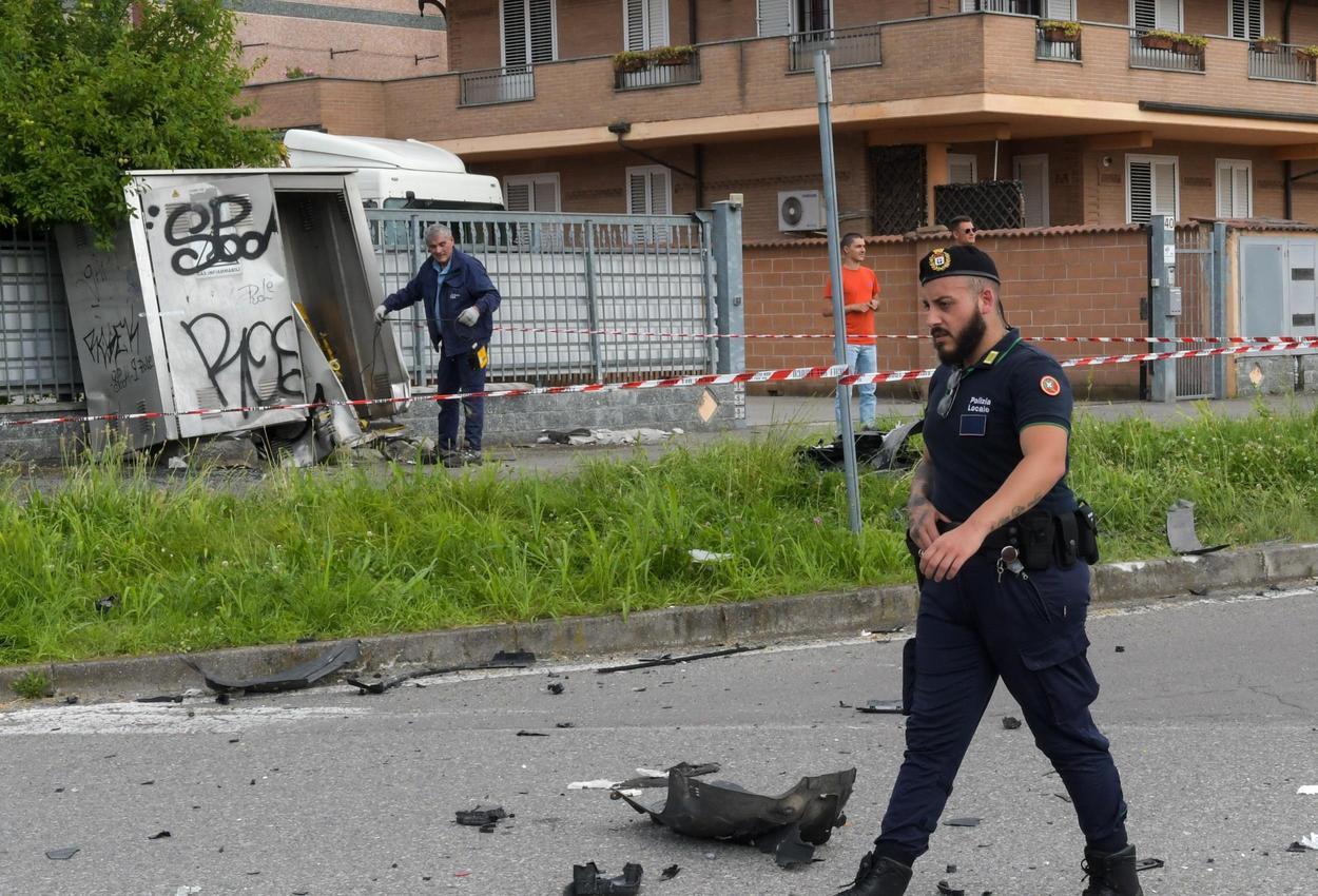 auto contro la cabina fuga di gas allarme sulla provinciale 165