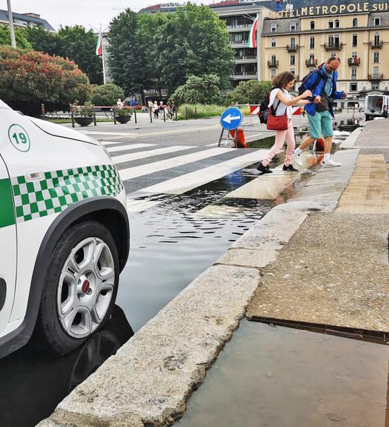 Como lotta ancora con l’acqua nonostante le paratie. Lungolago sorvegliato speciale Como lotta ancora con l’acqua nonostante le paratie. Lungolago sorvegliato speciale