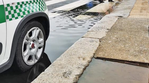 Como lotta ancora con l’acqua nonostante le paratie. Lungolago sorvegliato speciale