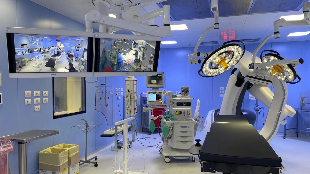 Primo intervento in urgenza all’interno di una delle sale operatorie ibride del Circolo di Varese inaugurate a novembre. Si... Primo intervento in urgenza all’interno di una delle sale operatorie ibride del Circolo di Varese inaugurate a novembre. Si...
