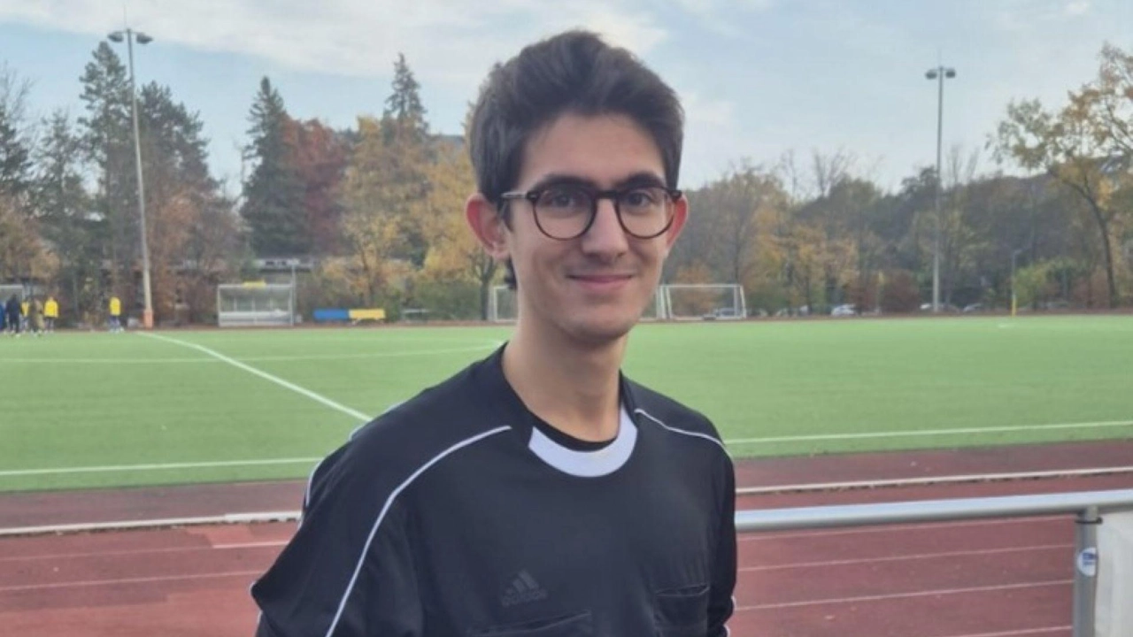 Gabriele Bonfanti, giovane arbitro di Lecco, scopre il calcio tedesco durante l'Erasmus a Berlino, arricchendo le sue competenze. Gabriele Bonfanti, giovane arbitro di Lecco, scopre il calcio tedesco durante l'Erasmus a Berlino, arricchendo le sue competenze.