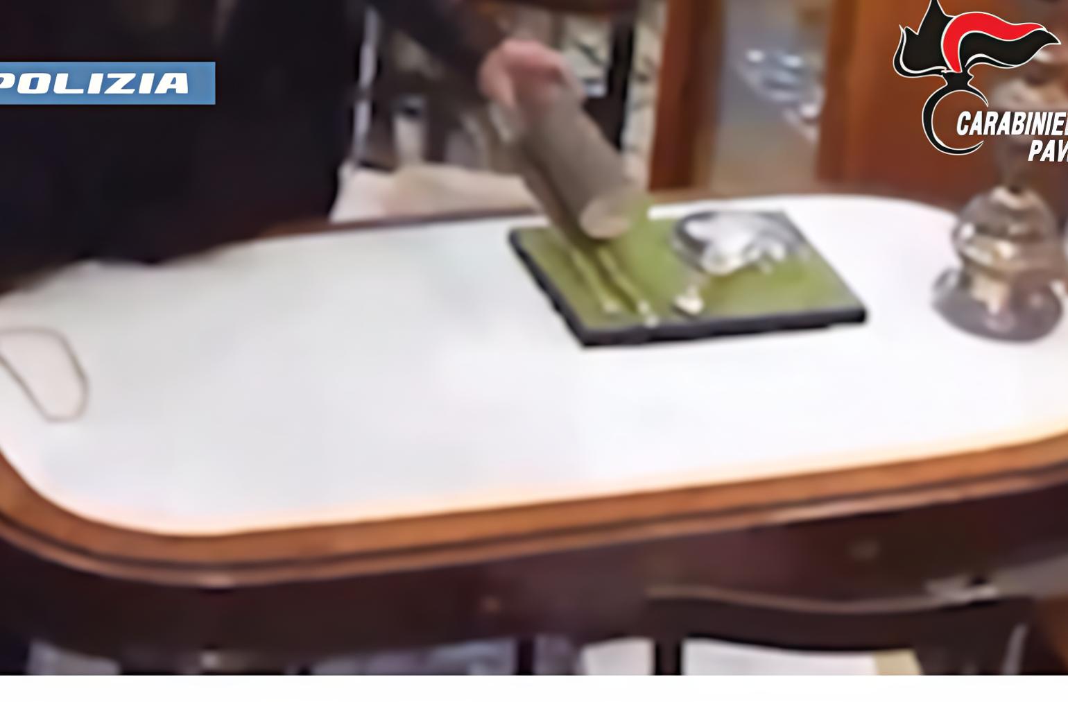 Un colpo in 8 minuti. Arrestata la 60enne che ripuliva le gioiellerie Un colpo in 8 minuti. Arrestata la 60enne che ripuliva le gioiellerie