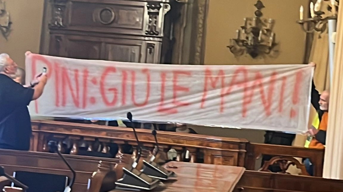 Un blitz degli ambientalisti ha interrotto il Consiglio comunale a Bologna
