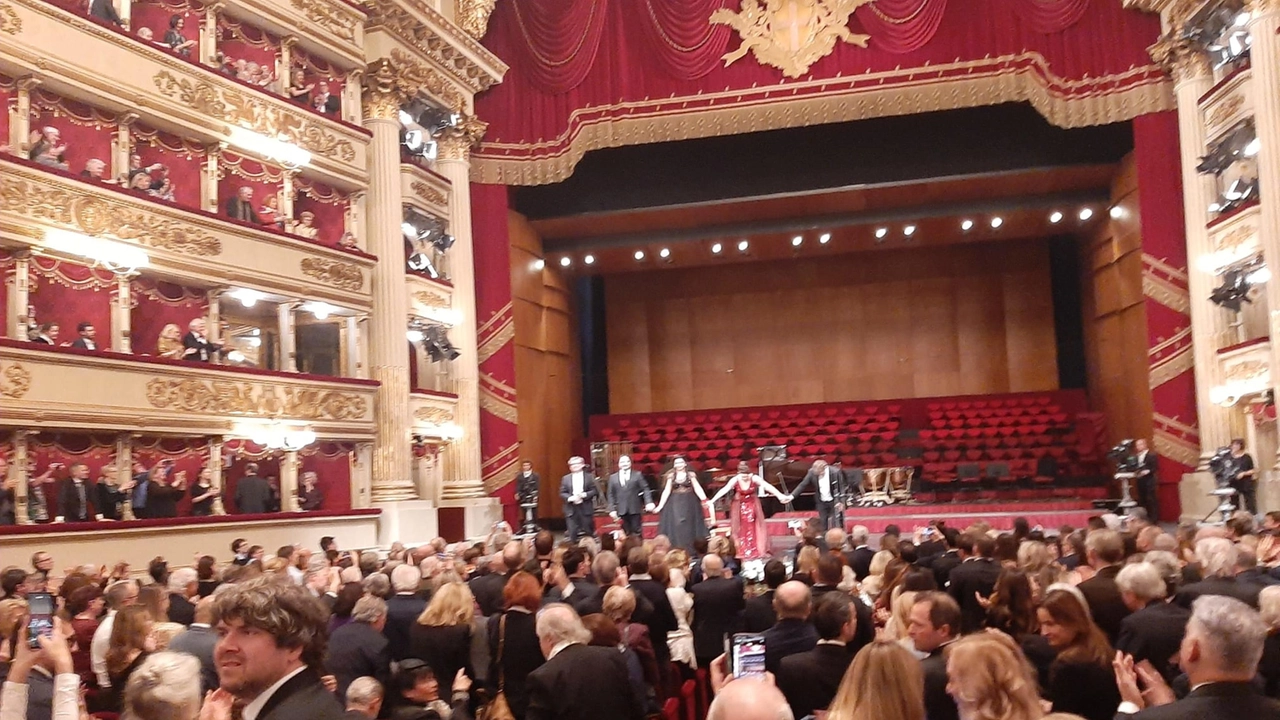 La standing ovation finale dopo il concerto alla Scala con piano al posto dell'orchestra per sciopero La standing ovation finale dopo il concerto alla Scala con piano al posto dell'orchestra per sciopero