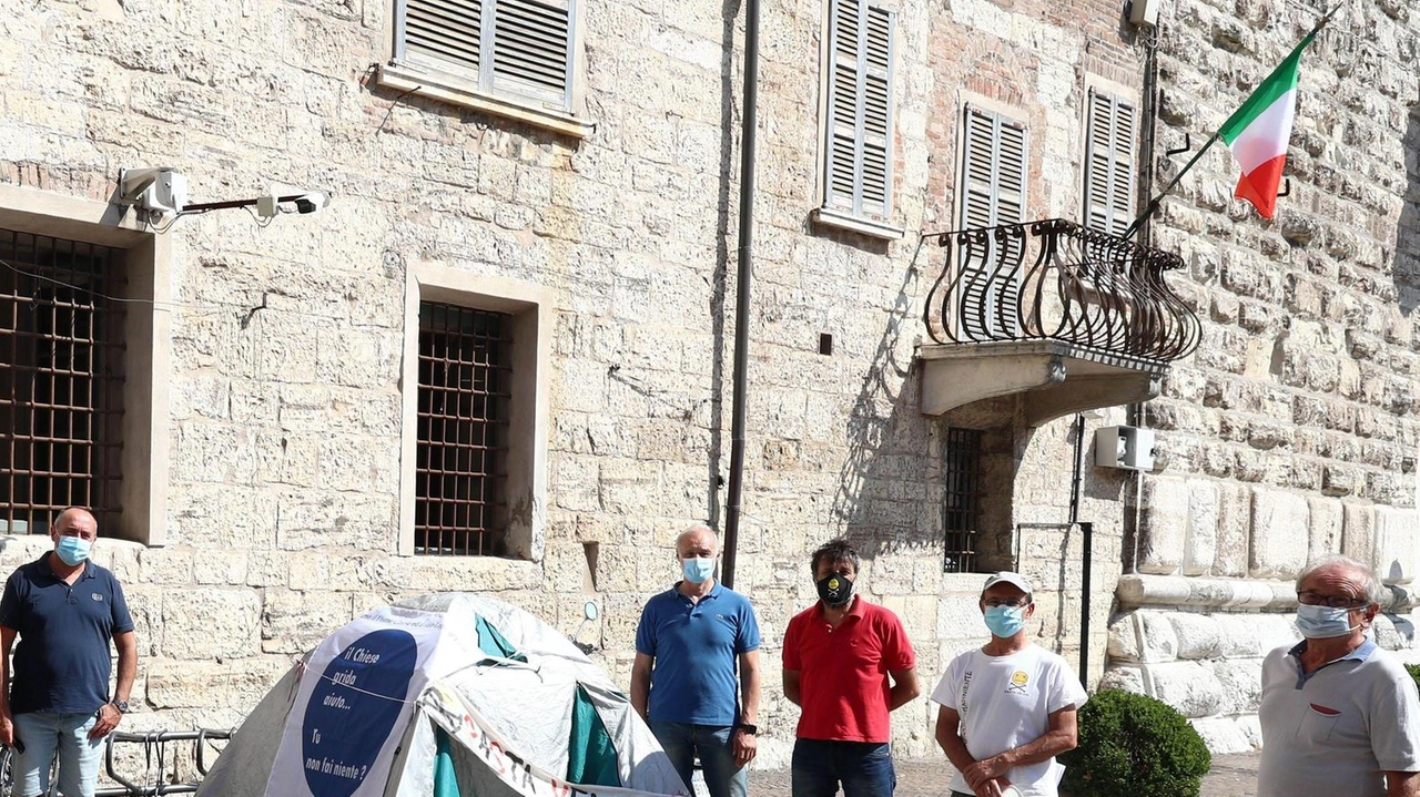 Il presidio contro il depuratore promosso nell’agosto di un anno fa Ad aprile l’iniziativa è stata rinnovata Il presidio contro il depuratore promosso nell’agosto di un anno fa Ad aprile l’iniziativa è stata rinnovata