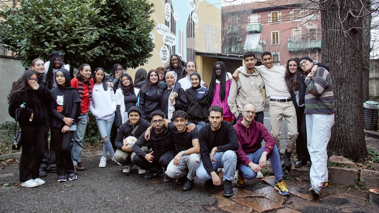 Paola Egonu con i ragazzi di Save the Children al Giambellino Paola Egonu con i ragazzi di Save the Children al Giambellino