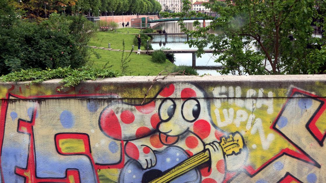 dieci anni di darsena all insegna del degrado la proposta contro i graffiti muri pieni di piante