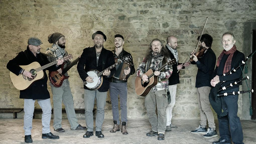 La band in concerto sul palco di Villa Cusani guidata dalla voce e dalla chitarra di Dario Canossi