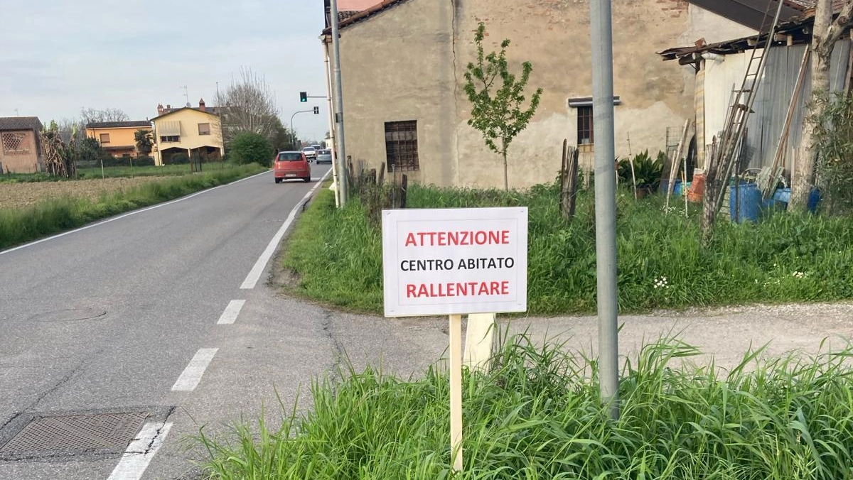Santo Stefano Lodigiano, la strada della frazione resa pericolosa dal continuo passaggio di mezzi