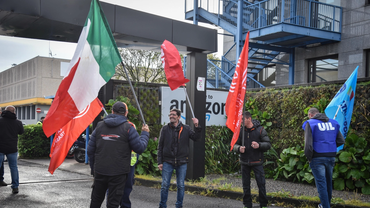 Un momento della protesta dei lavoratori Amazon davanti all’hub di via Toffetti a Milano
