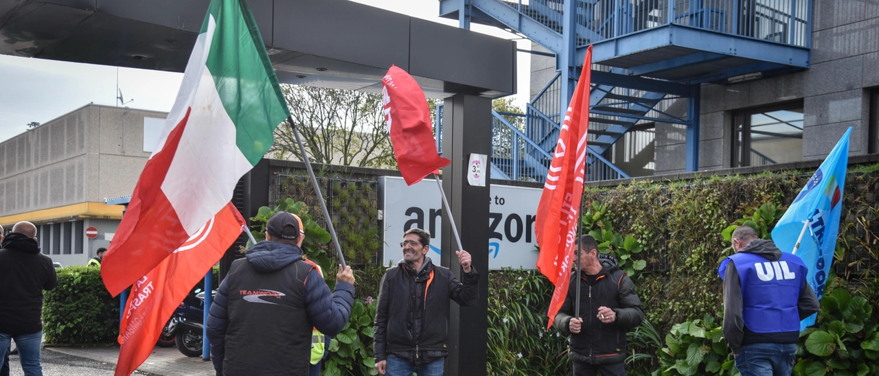 Sciopero dei driver Amazon, a Buccinasco un lavoratore investito da un furgone