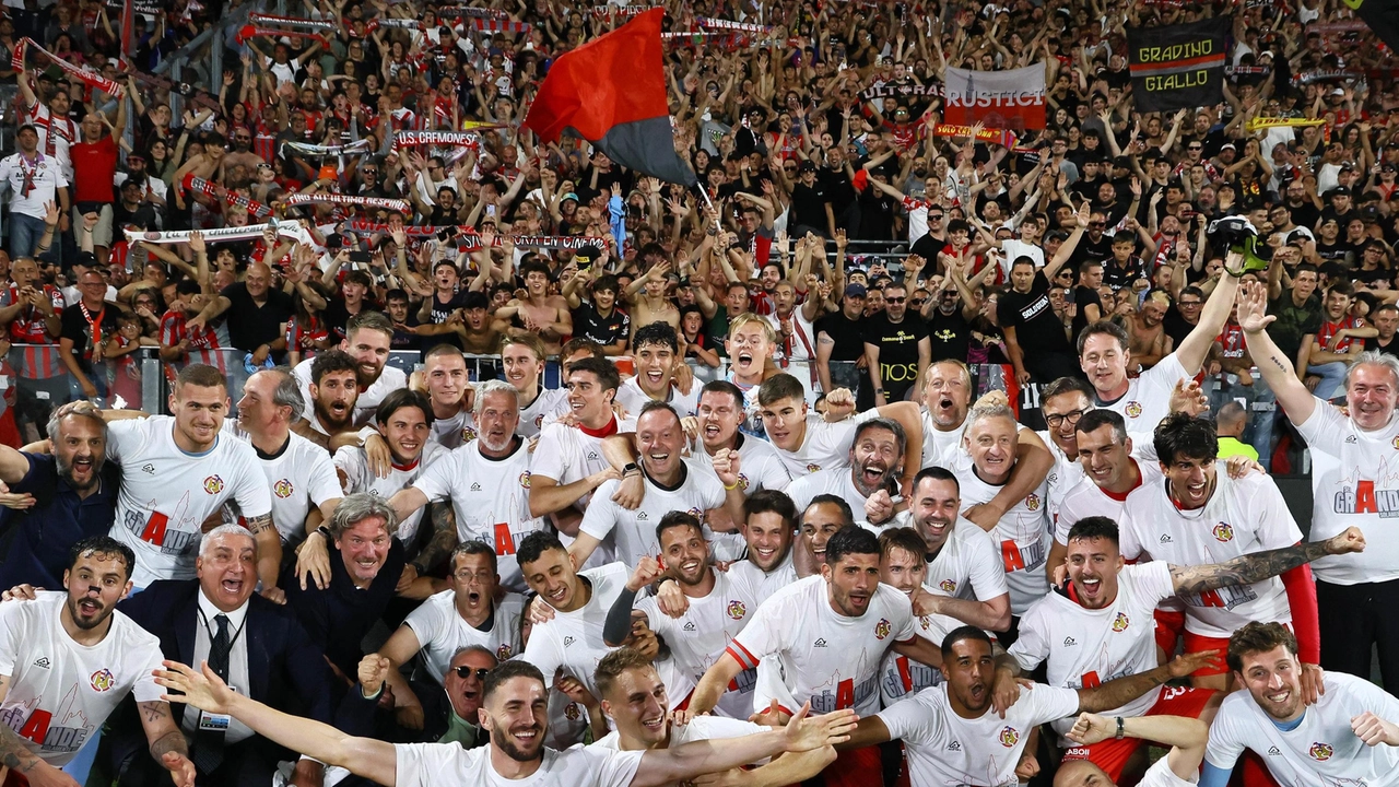 La Cremonese torna in Serie A con una vittoria emozionante contro lo Spezia, grazie alle prestazioni di Vazquez e De Luca.