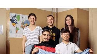 Fino al 15 febbraio in mostra all’istituto Setificio di Como le bandiere del volontariato realizzate dagli studenti del laboratorio d’arte... Fino al 15 febbraio in mostra all’istituto Setificio di Como le bandiere del volontariato realizzate dagli studenti del laboratorio d’arte...