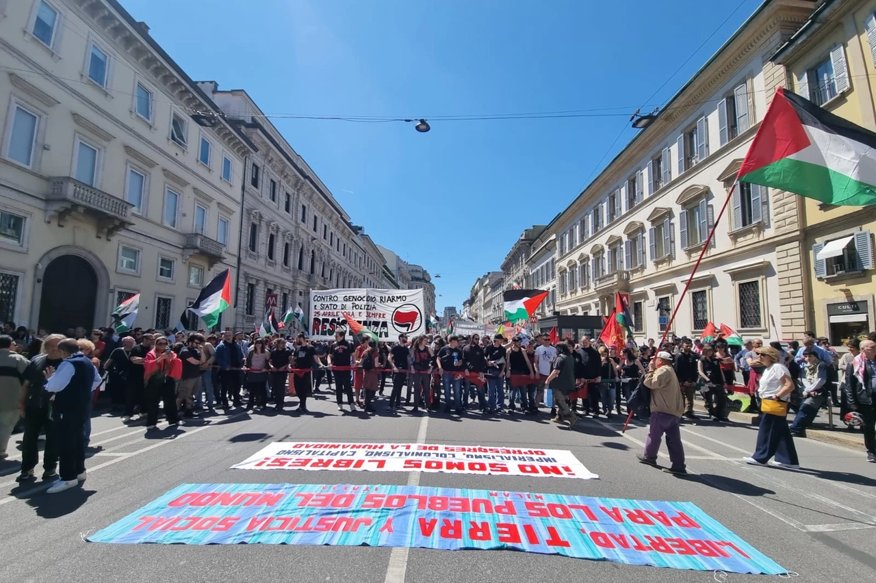 Il blocco dei militanti Pro Pal prima della partenza del corteo con la bandiera palestinese al vento