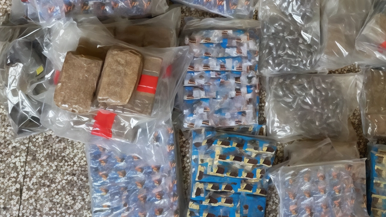 I panetti di hashish nascosti in secchi pieni di sabbia in un magazzino in disuso nel Cremonese I panetti di hashish nascosti in secchi pieni di sabbia in un magazzino in disuso nel Cremonese