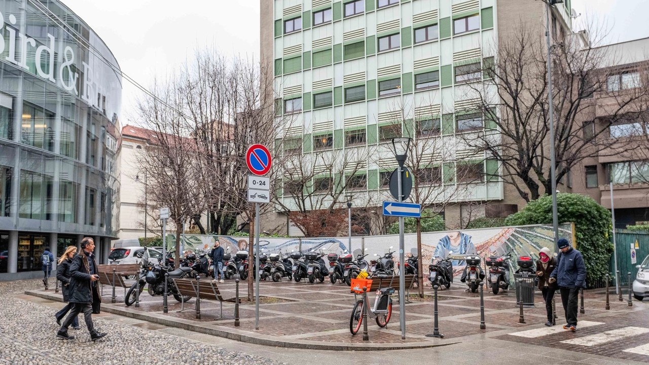 Uno scorcio di piazzetta Brignone e del grande mosaico Uno scorcio di piazzetta Brignone e del grande mosaico