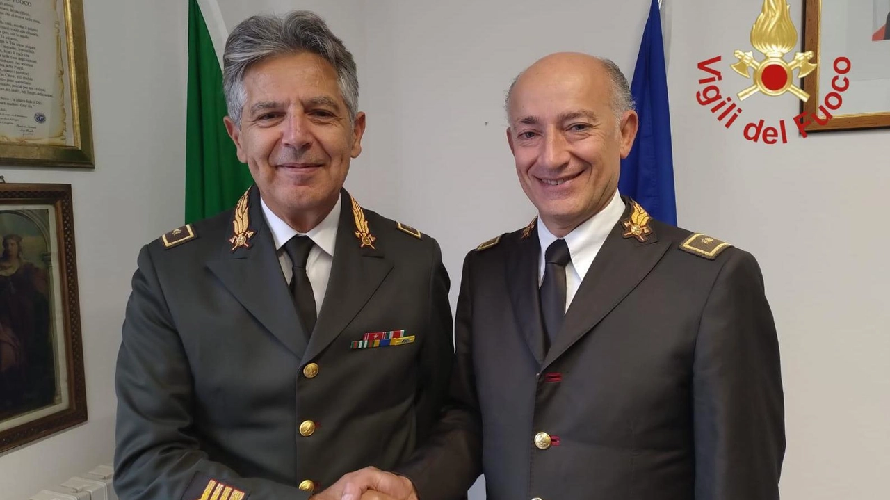Nella sede centrale dei vigili del fuoco di Como avvenuto il passaggio di consegne tra l'ing. Claudio Giacalone e il nuovo comandante Antonio Pugliano. Giacalone, con una lunga carriera nel settore antincendio, ha ricoperto incarichi di rilievo a livello regionale e nazionale. Nella sede centrale dei vigili del fuoco di Como avvenuto il passaggio di consegne tra l'ing. Claudio Giacalone e il nuovo comandante Antonio Pugliano. Giacalone, con una lunga carriera nel settore antincendio, ha ricoperto incarichi di rilievo a livello regionale e nazionale.