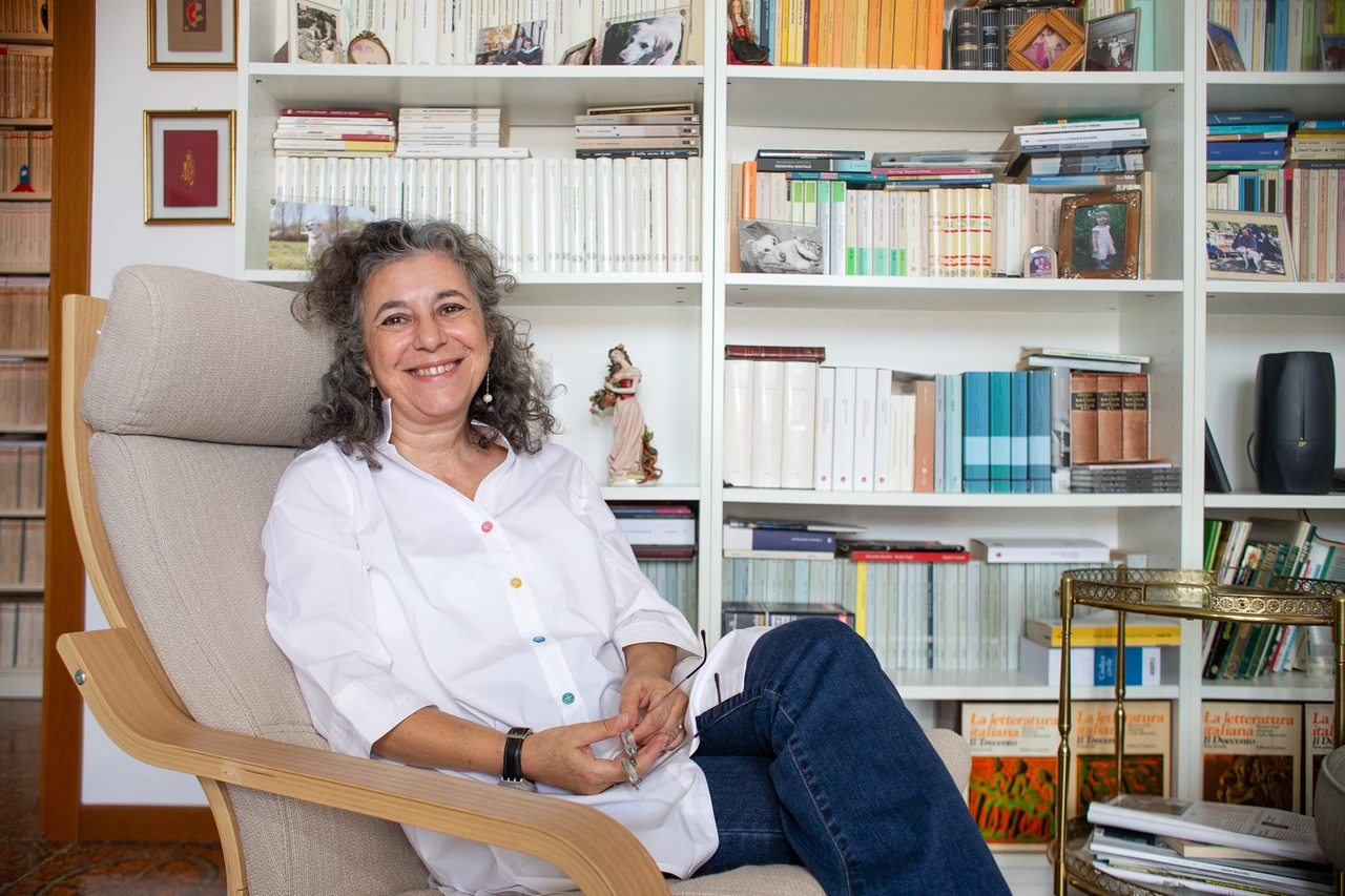 Daniela Nicolò davanti alla sua libreria