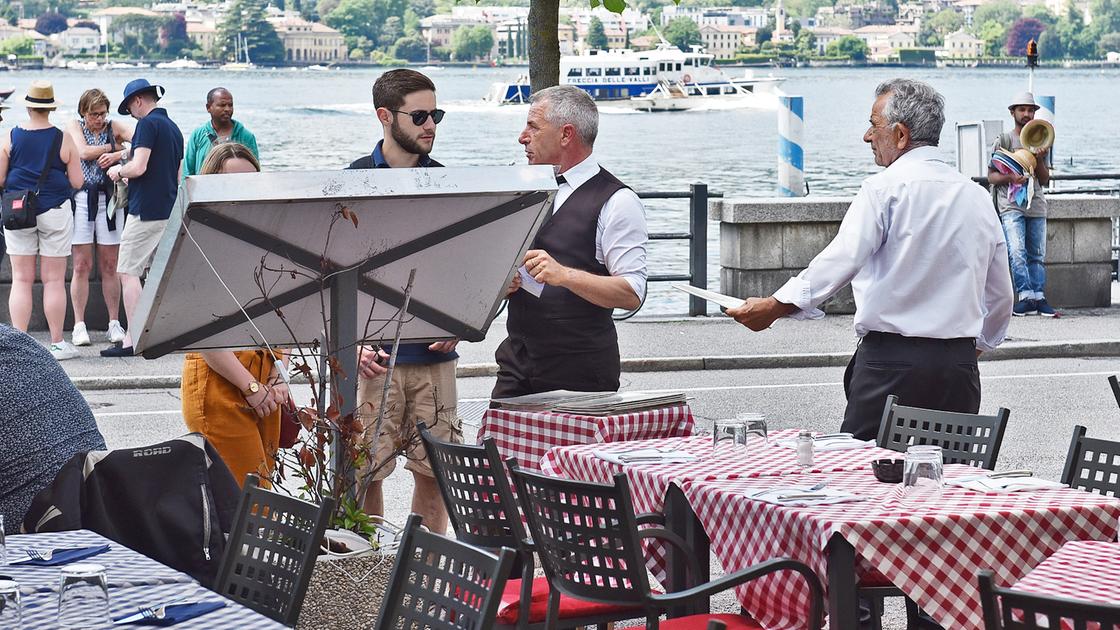 Turismo, Como si ribella all’assedio e corre ai ripari: no ai buttadentro dei ristoranti e comitive piccole