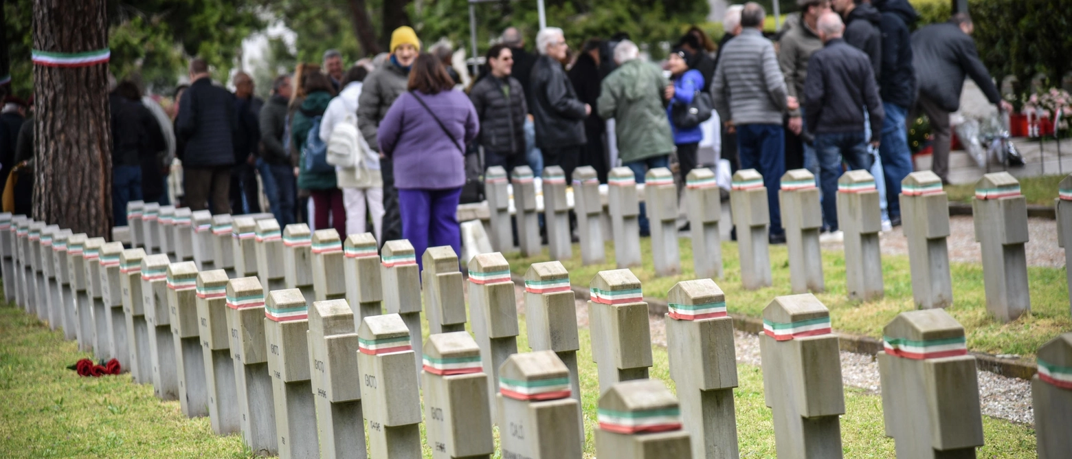 Erano una 50ina in mattinata al cimitero milanese per ricordare i morti della Repubblica sociale italiana. A differenza del passato, nessun gesto di stampo fascista