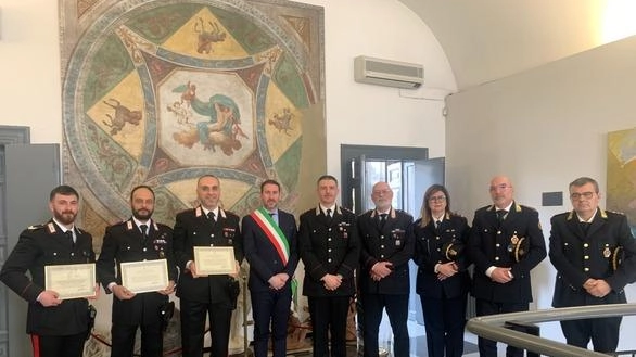 A due anni di distanza, il Comune di Cinisello Balsamo ha voluto conferire un encomio ai tre carabinieri, che... A due anni di distanza, il Comune di Cinisello Balsamo ha voluto conferire un encomio ai tre carabinieri, che...
