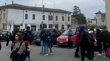 É la soluzione adottata a Codogno per le troppe auto dei genitori fuori dalle scuole