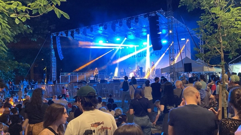 Il concerto sul palco allestito nel parco dell'ex manicomio Paolo Pini