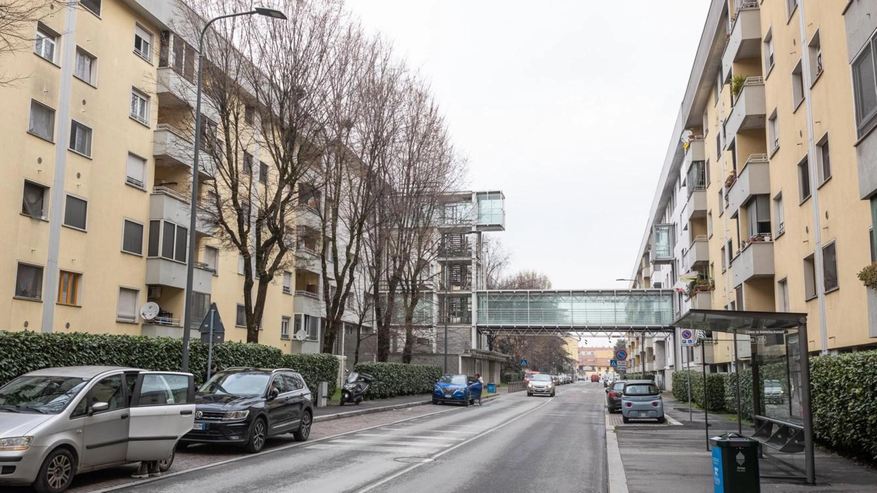 È il quartiere più periferico di Milano, l’ultima frontiera a sud-est della città. Una distesa di case stretta fra il...