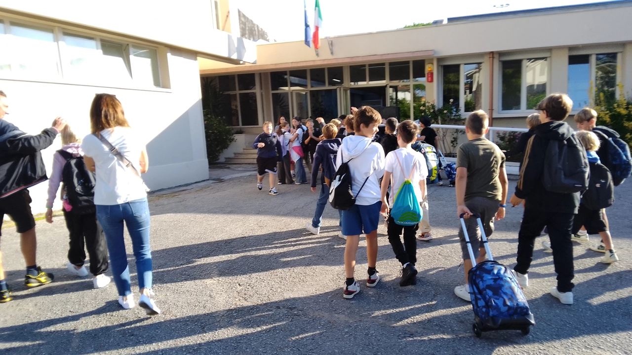 L'ingresso di una scuola media (foto di repertorio)