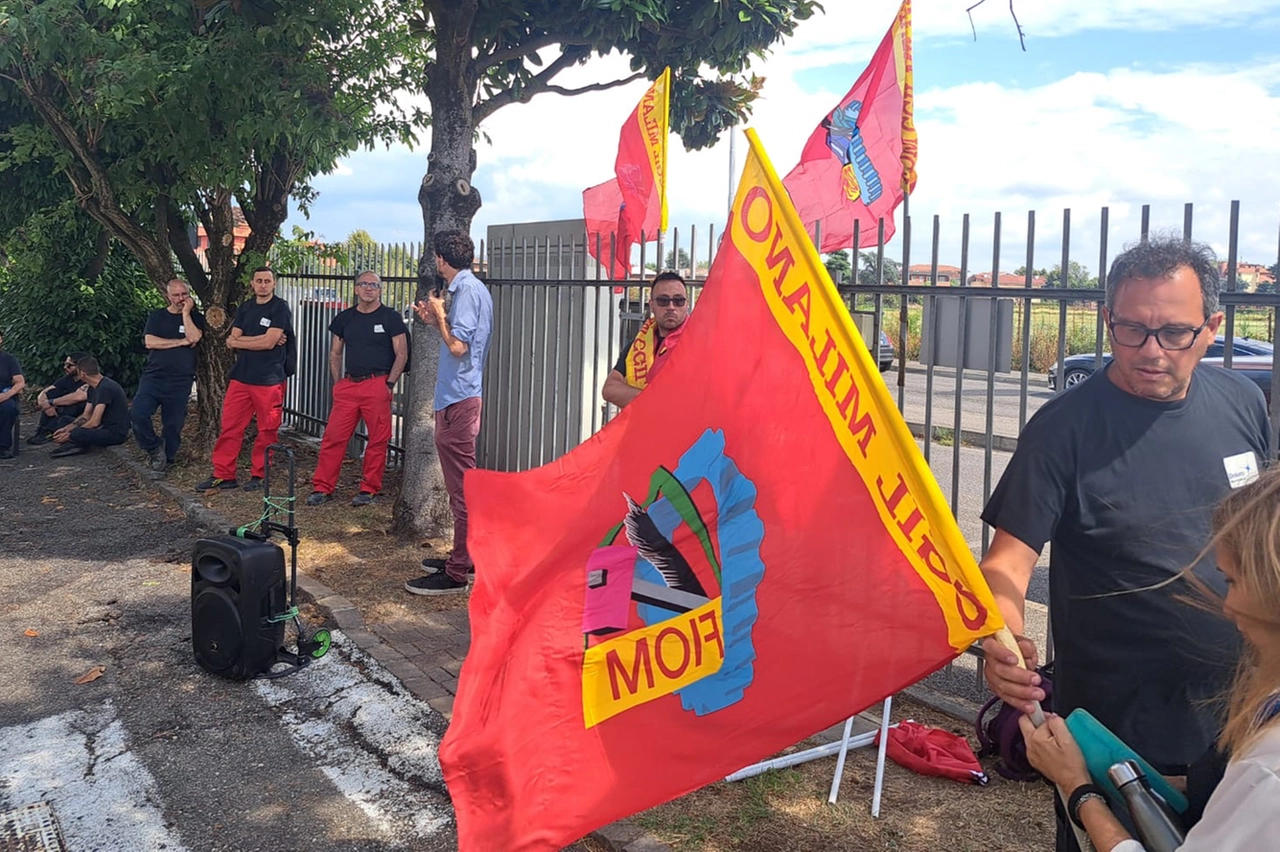 Le bandiere della Fiom, sindacato del quale fa parte Fabio Orlando