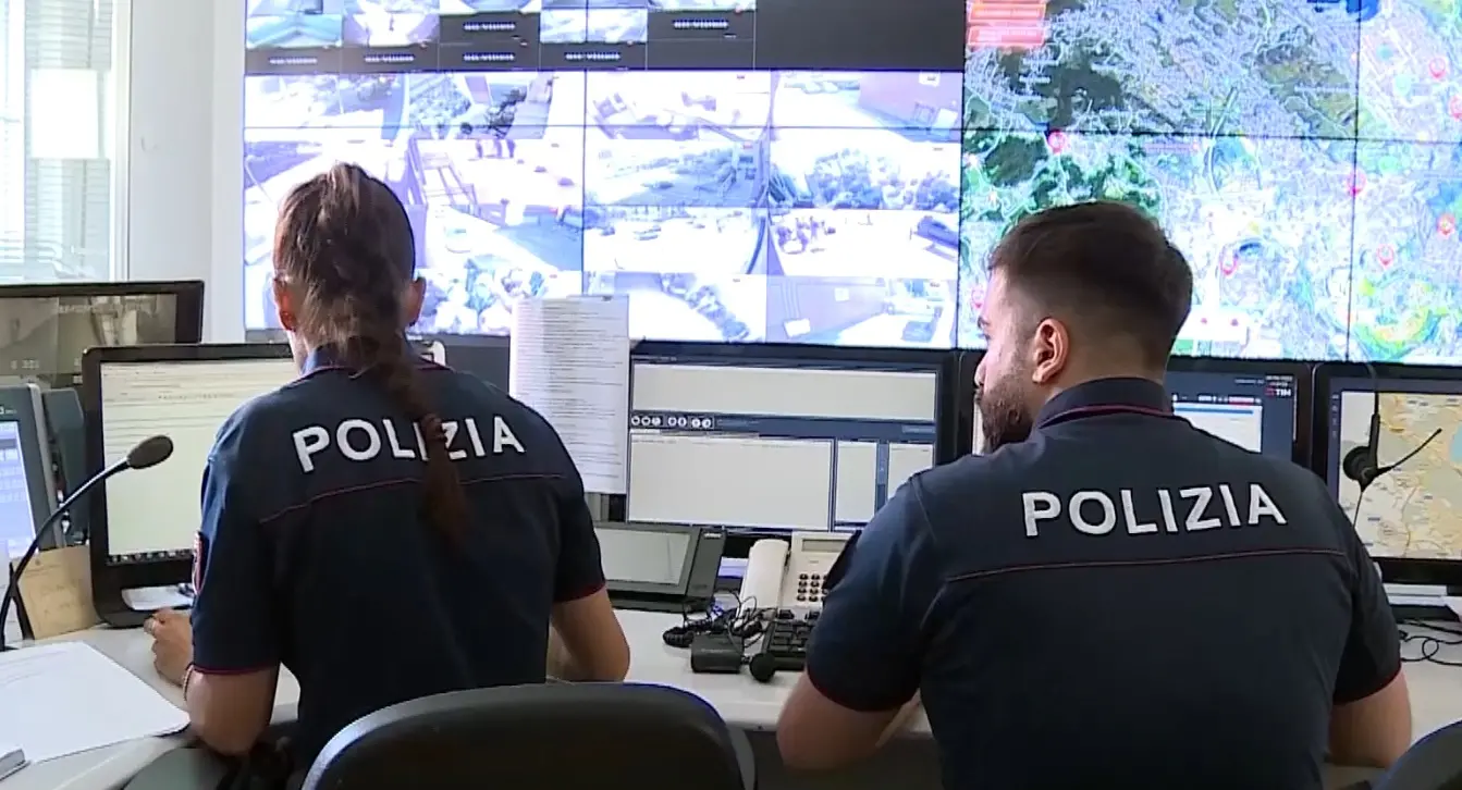 Como, assalto a un portavalori: la banda scappa ma si schianta contro il guard rail