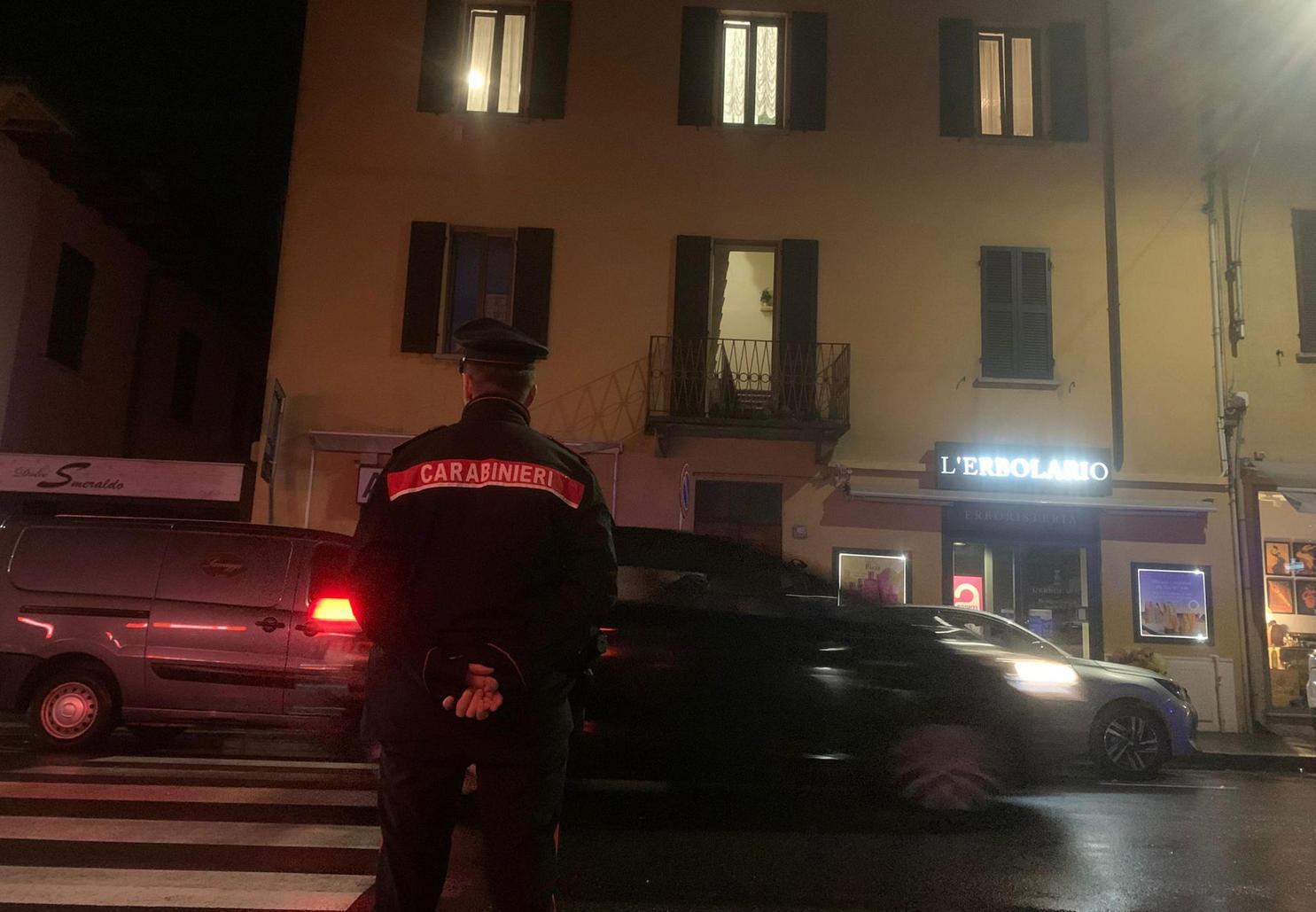 Padre accoltellato a morte dal figlio. Giallo sul movente Padre accoltellato a morte dal figlio. Giallo sul movente
