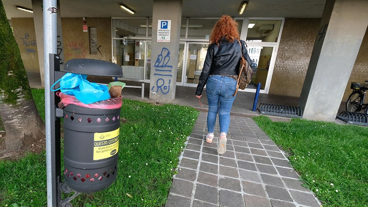 Cestini stracolmi di rifiuti e sacchetti per giorni in centro a Monza e nei quartieri. Tra l’immondizia, spuntano anche i... Cestini stracolmi di rifiuti e sacchetti per giorni in centro a Monza e nei quartieri. Tra l’immondizia, spuntano anche i...