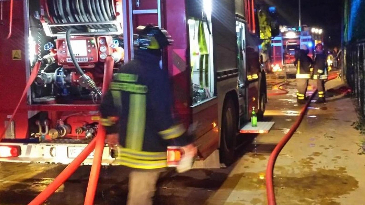 Busto Arsizio, rogo all’alba in un alloggio di via San Vincenzo. Locali inagibili, le cause sono ancora al vaglio degli investigatori. Busto Arsizio, rogo all’alba in un alloggio di via San Vincenzo. Locali inagibili, le cause sono ancora al vaglio degli investigatori.
