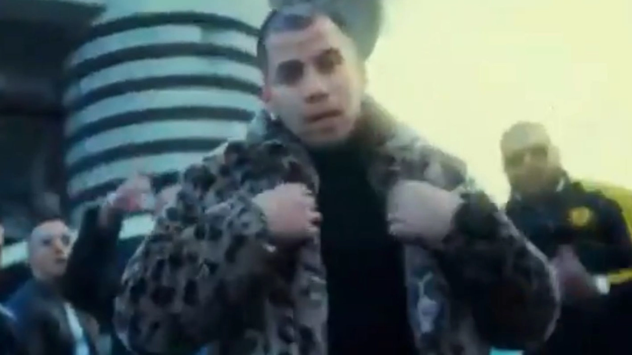 Francesco Antony Martel in un video rap girato a San Siro Francesco Antony Martel in un video rap girato a San Siro