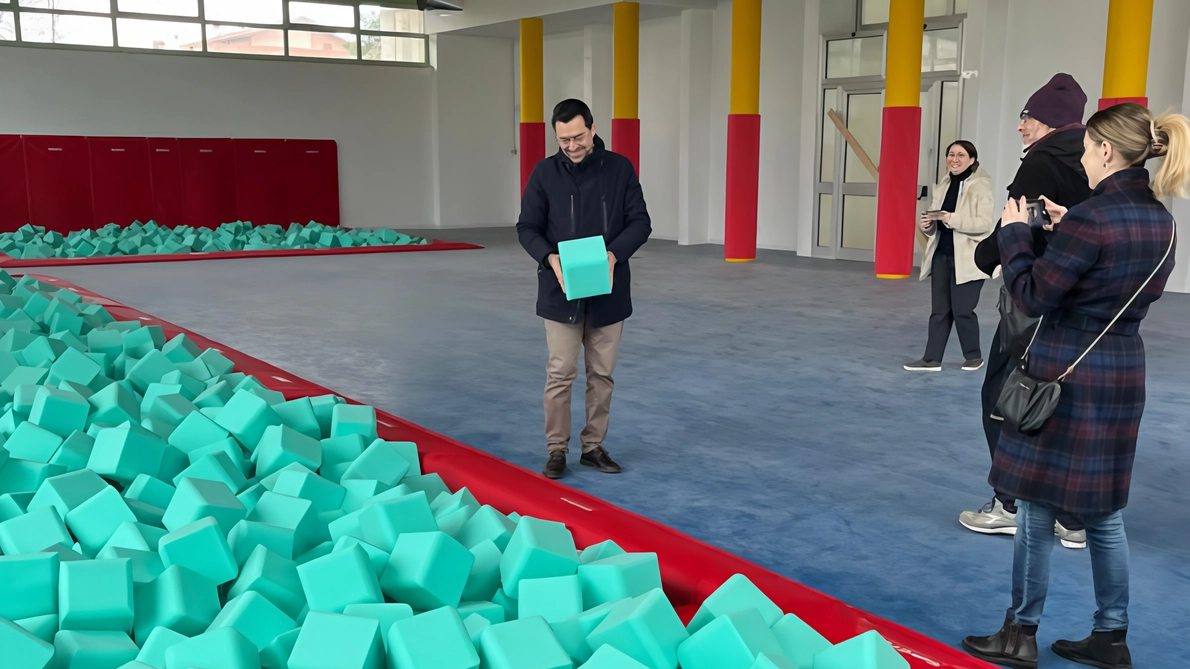 Legnano, sorpresa al plesso scolastico Manzoni-Tosi: pronta la palestra con le vasche gioco Legnano, sorpresa al plesso scolastico Manzoni-Tosi: pronta la palestra con le vasche gioco