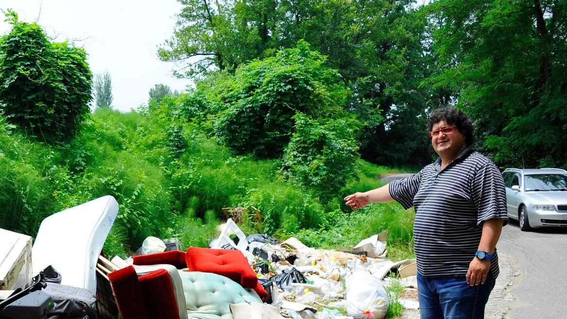 La lotta al degrado sulle strade provinciali si fa con le nuove telecamere e quattro “fototrappole“, che dovranno monitorare le aree più a rischio La lotta al degrado sulle strade provinciali si fa con le nuove telecamere e quattro “fototrappole“, che dovranno monitorare le aree più a rischio