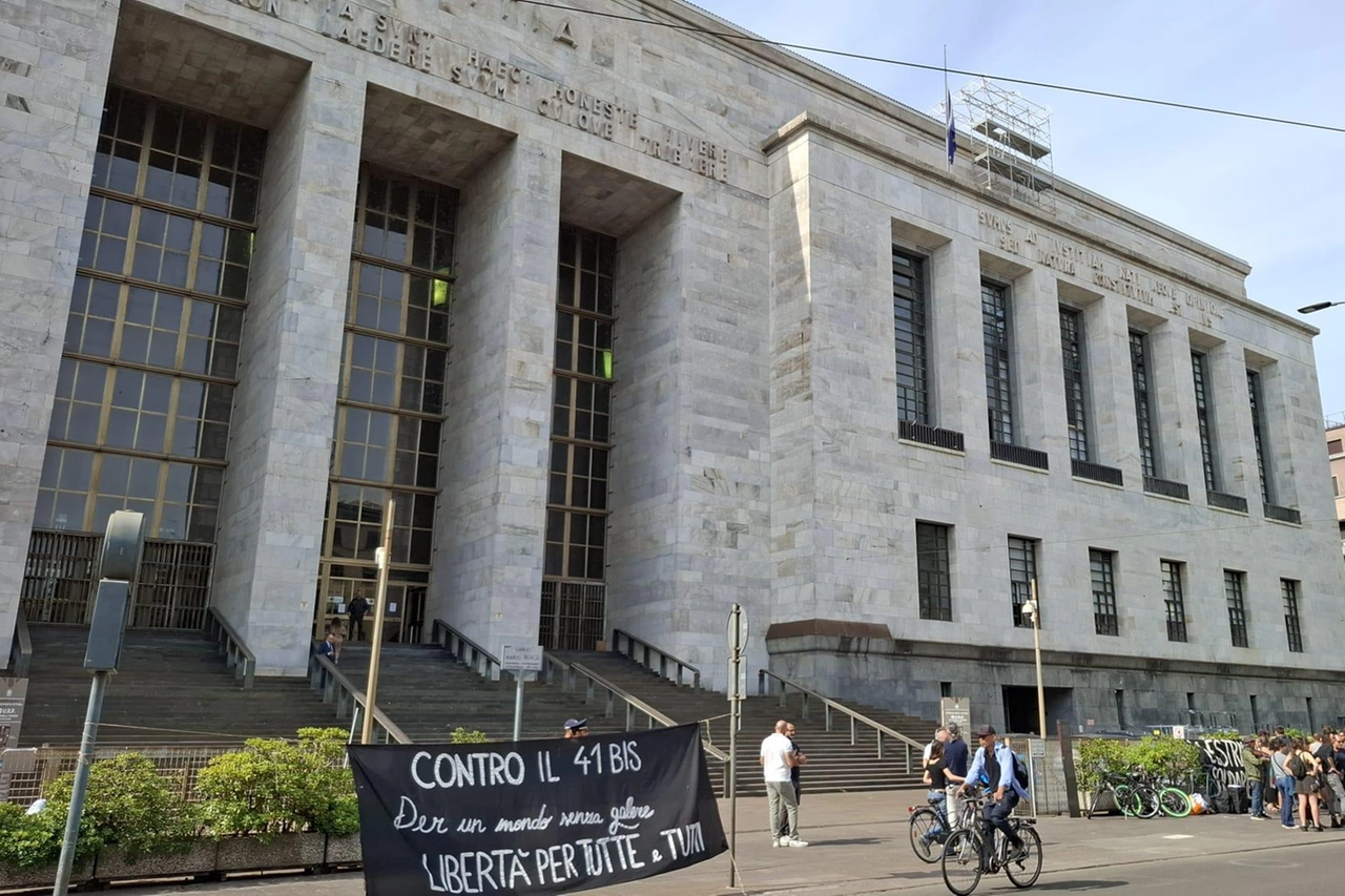 Il presidio degli anarchici questa mattina davanti al palazzo di giustizia, nelle ore precedenti alla sentenza
