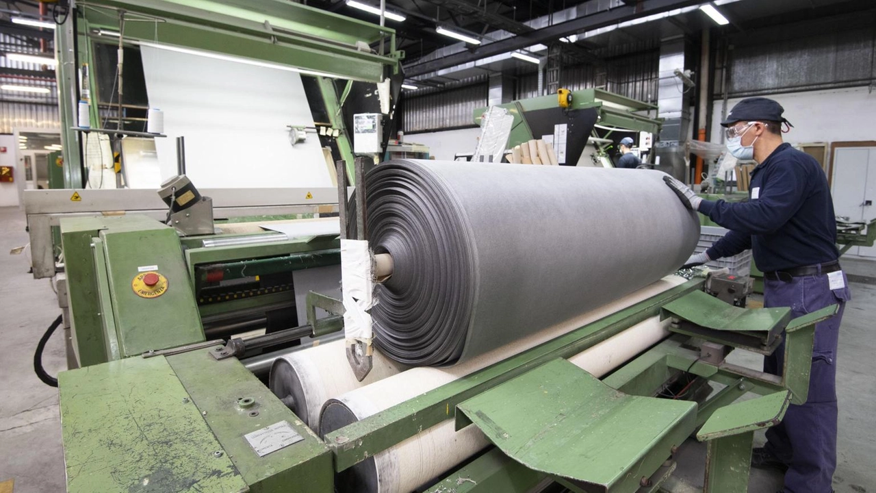 Sul trimestre arretra l'industria e crescono i servizi Sul trimestre arretra l'industria e crescono i servizi